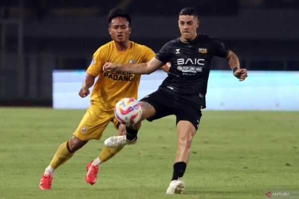 Tentu! Berikut adalah beberapa alternatif judul untuk "Alexis Messidoro siapkan mental jelang laga melawan Persis Solo":

1. "Alexis Messidoro Fokus Mental Sebelum Pertandingan Melawan Persis Solo"
2. "Menjelang Pertandingan Melawan Persis Solo, Alexis Messidoro Siapkan Mental"
3. "Alexis Messidoro Tingkatkan Mentalitas Untuk Laga Kontra Persis Solo"
4. "Persiapan Mental Alexis Messidoro Jelang Duel Melawan Persis Solo"
5. "Alexis Messidoro Siapkan Diri Secara Mental Menyongsong Pertandingan Lawan Persis Solo"

Semoga salah satu judul ini sesuai dengan yang Anda inginkan!