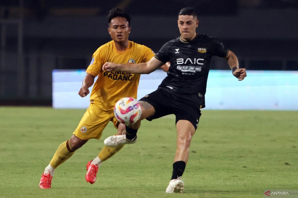 Tentu! Berikut adalah beberapa alternatif judul untuk "Alexis Messidoro siapkan mental jelang laga melawan Persis Solo":

1. "Alexis Messidoro Fokus Mental Sebelum Pertandingan Melawan Persis Solo"
2. "Menjelang Pertandingan Melawan Persis Solo, Alexis Messidoro Siapkan Mental"
3. "Alexis Messidoro Tingkatkan Mentalitas Untuk Laga Kontra Persis Solo"
4. "Persiapan Mental Alexis Messidoro Jelang Duel Melawan Persis Solo"
5. "Alexis Messidoro Siapkan Diri Secara Mental Menyongsong Pertandingan Lawan Persis Solo"

Semoga salah satu judul ini sesuai dengan yang Anda inginkan!