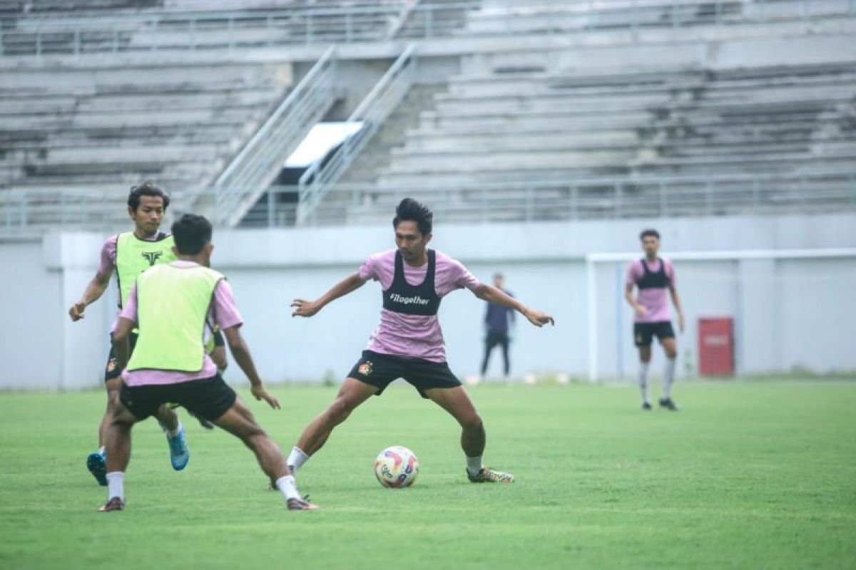 Berikut adalah beberapa judul alternatif untuk "Persik Incar Hasil Maksimal dari Lima Laga Terakhir":

1. "Persik Targetkan Poin Penuh di Lima Pertandingan Terakhir"
2. "Persik Berharap Raih Hasil Optimal di Lima Pertandingan Mendatang"
3. "Persik Optimis Capai Hasil Terbaik dari Lima Pertandingan Terakhir"
4. "Persik Usahakan Hasil Sempurna di Lima Laga Akhir"
5. "Persik Menatap Hasil Maksimal dalam Lima Pertandingan Tersisa"

Silakan pilih yang paling sesuai atau beri tahu jika Anda ingin lebih banyak opsi!