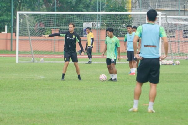 Berikut beberapa alternatif judul untuk "Munster siapkan pengganti Slavko untuk derbi melawan Arema FC":

1. "Munster Siapkan Calon Pengganti Slavko Jelang Derbi Melawan Arema FC"
2. "Kesiapan Munster: Pengganti Slavko Sudah Siap Hadapi Arema FC"
3. "Menjelang Derbi Arema FC, Munster Siapkan Strategi Tanpa Slavko"
4. "Munster Fokus Carikan Pengganti Slavko untuk Hadapi Arema FC"
5. "Derbi Melawan Arema FC: Munster Cari Solusi Setelah Kehilangan Slavko"

Silakan pilih atau sesuaikan sesuai kebutuhan!