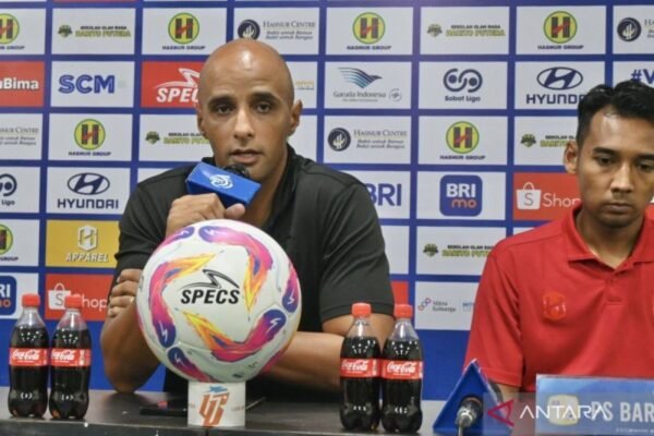 Berikut beberapa alternatif judul yang bisa kamu gunakan:

1. "Vitor Memotivasi Barito Putera di Tengah Harapan Tipis untuk Bertahan di Liga 1"
2. "Meski Harapan Tipis, Vitor Terus Berikan Motivasi kepada Barito Putera"
3. "Vitor Dorong Semangat Barito Putera Meski Peluang Bertahan di Liga 1 Semakin Tipis"
4. "Barito Putera: Vitor Tenangkan Tim di Tengah Realitas Berat Liga 1"
5. "Vitor Berikan Motivasi Penuh kepada Barito Putera Meski Perjuangan Bertahan Sangat Sulit"
6. "Harapan Tipis, Namun Vitor Tetap Memotivasi Barito Putera untuk Liga 1"
7. "Meskipun Peluang Menipis, Vitor Tak Henti Memotivasi Barito Putera"

Silakan dipilih sesuai dengan selera!