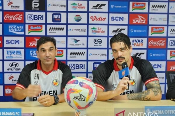 Berikut adalah beberapa alternatif judul untuk "Pelatih Carlos Almeida tidak membebani para pemain Semen Padang":

1. "Carlos Almeida: Pelatih yang Tidak Membebani Pemain Semen Padang"
2. "Carlos Almeida Tegaskan Tak Ingin Memberatkan Pemain Semen Padang"
3. "Pelatih Semen Padang, Carlos Almeida, Utamakan Beban Mental yang Ringan"
4. "Strategi Carlos Almeida: Membangun Tim Tanpa Beban Berlebih"
5. "Filosofi Carlos Almeida: Meredakan Tekanan pada Pemain Semen Padang"
6. "Tidak Ada Tekanan, Carlos Almeida Ubah Pendekatan Tim Semen Padang"
7. "Carlos Almeida Pimpin Semen Padang dengan Pendekatan Bebas Beban"
8. "Pelatih Carlos Almeida: Fokus pada Keharmonisan Tim Tanpa Beban"

Silakan pilih atau modifikasi sesuai kebutuhan Anda!