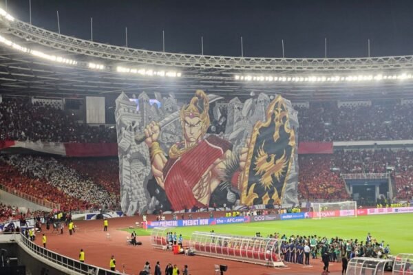 Here are some alternate title suggestions based on "Koreografi berhias tifo pendekar wayang warnai laga Indonesia vs China":

1. "Tifo Berani: Pertarungan Wayang dalam Laga Indonesia vs China"
2. "Kreasi Tifo: Menggambarkan Semangat Pendekar di Arena Indonesia vs China"
3. "Gambaran Penuh Warna: Tifo dan Wayang dalam Duel Indonesia vs China"
4. "Harmoni Tifo dan Wayang: Menghidupkan Pertandingan Indonesia vs China"
5. "Keajaiban Tifo: Ketangkasan Pendekar Wayang dalam Pertandingan Indonesia vs China"
6. "Wayang Beraksi: Tifo Memukau di Laga Indonesia vs China"
7. "Tarian Warna: Mewarnai Pertarungan Pendekar di Indonesia vs China"
8. "Semangat Tifo: Membangkitkan Tradisi Wayang di Pertandingan Indonesia vs China"
9. "Laga Menarik: Tifo Pendekar Wayang dalam Duel Indonesia vs China"
10. "Aksi Tifo: Warisan Budaya di Pertandingan Indonesia vs China"

Feel free to modify any of these suggestions to better suit your needs!