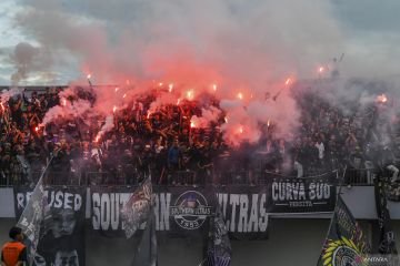 Suara dan Petasan Menunda Pertandingan Persita vs Persib Sementara