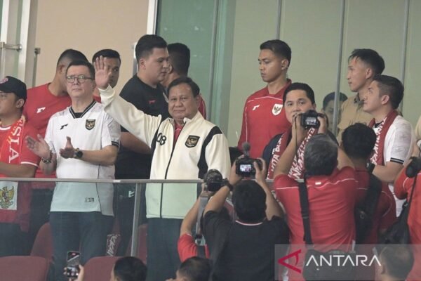Titel: Presiden Prabowo Menyemangati Timnas di GBK