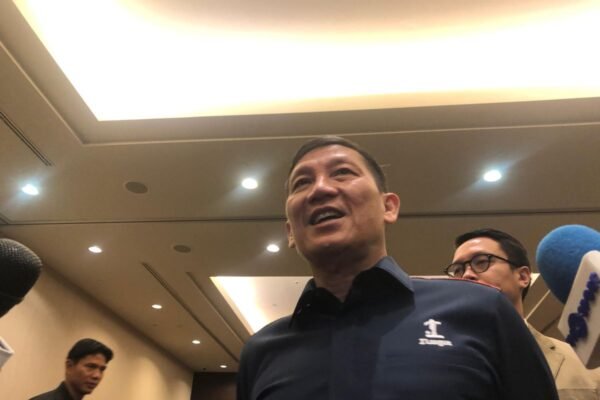 Berikut adalah beberapa alternatif judul untuk "Alasan FIFA Belum Beri Izin Kehadiran Suporter Away di Super League":

1. "Mengapa FIFA Belum Izinkan Suporter Away Masuk di Super League?"
2. "Alasan di Balik Larangan Suporter Away di Super League oleh FIFA"
3. "FIFA Belum Berikan Lampu Hijau untuk Kehadiran Suporter Away di Super League: Ini Alasannya"
4. "FIFA dan Super League: Mengapa Suporter Away Masih Dilarang?"
5. "Penjelasan FIFA Mengenai Larangan Suporter Away dalam Super League"
6. "FIFA: Faktor Penyebab Belum Diberikannya Izin Suporter Away di Super League"
7. "Kendala yang Menghalangi Suporter Away Masuk dalam Super League Menurut FIFA"

Silakan pilih atau sesuaikan dengan kebutuhan Anda!