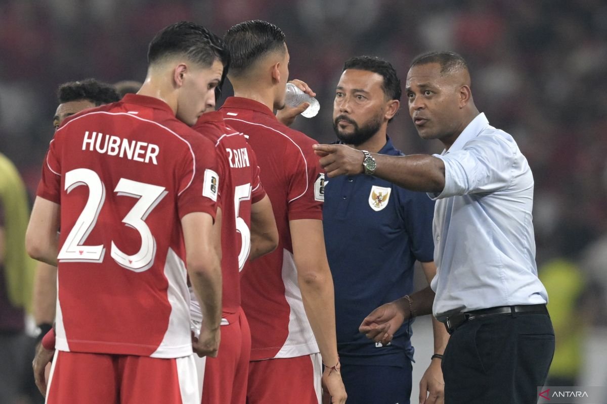 Berikut beberapa alternatif judul untuk "Miliano Jonathans sudah berkomunikasi dengan Patrick Kluivert":

1. "Miliano Jonathans Terhubung dengan Patrick Kluivert"
2. "Perbincangan Miliano Jonathans dan Patrick Kluivert Sudah Dimulai"
3. "Miliano Jonathans Berinteraksi dengan Patrick Kluivert"
4. "Miliano Jonathans Mengadakan Komunikasi dengan Patrick Kluivert"
5. "Dialog antara Miliano Jonathans dan Patrick Kluivert Sudah Terjadi"

Silakan pilih salah satu atau gunakan sebagai inspirasi!