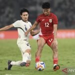 Here are some alternative title suggestions for "Hokky Caraka Resmi Berlabuh di Persita Tangerang":

1. "Hokky Caraka Bergabung Resmi dengan Persita Tangerang"
2. "Persita Tangerang Sambut Resmi Hokky Caraka"
3. "Hokky Caraka Menandatangani Kontrak dengan Persita Tangerang"
4. "Resmi: Hokky Caraka Kini Pemain Persita Tangerang"
5. "Keputusan Resmi: Hokky Caraka Bergabung dengan Persita Tangerang"
6. "Hokky Caraka: Pelengkap Baru di Roster Persita Tangerang"
7. "Samudra Baru: Hokky Caraka Resmi dengan Persita Tangerang"
8. "Hokky Caraka Dikenalkan Sebagai Pemain Baru Persita Tangerang"
9. "Persita Tangerang Resmi Perkenalkan Hokky Caraka"
10. "Hokky Caraka Resmi Bersatu dengan Persita Tangerang"

Feel free to mix and match or adjust these suggestions as needed!